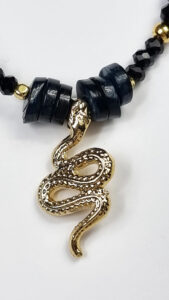 Ogrlica-crni-koral-zmija Twiga Pattern Bazaar